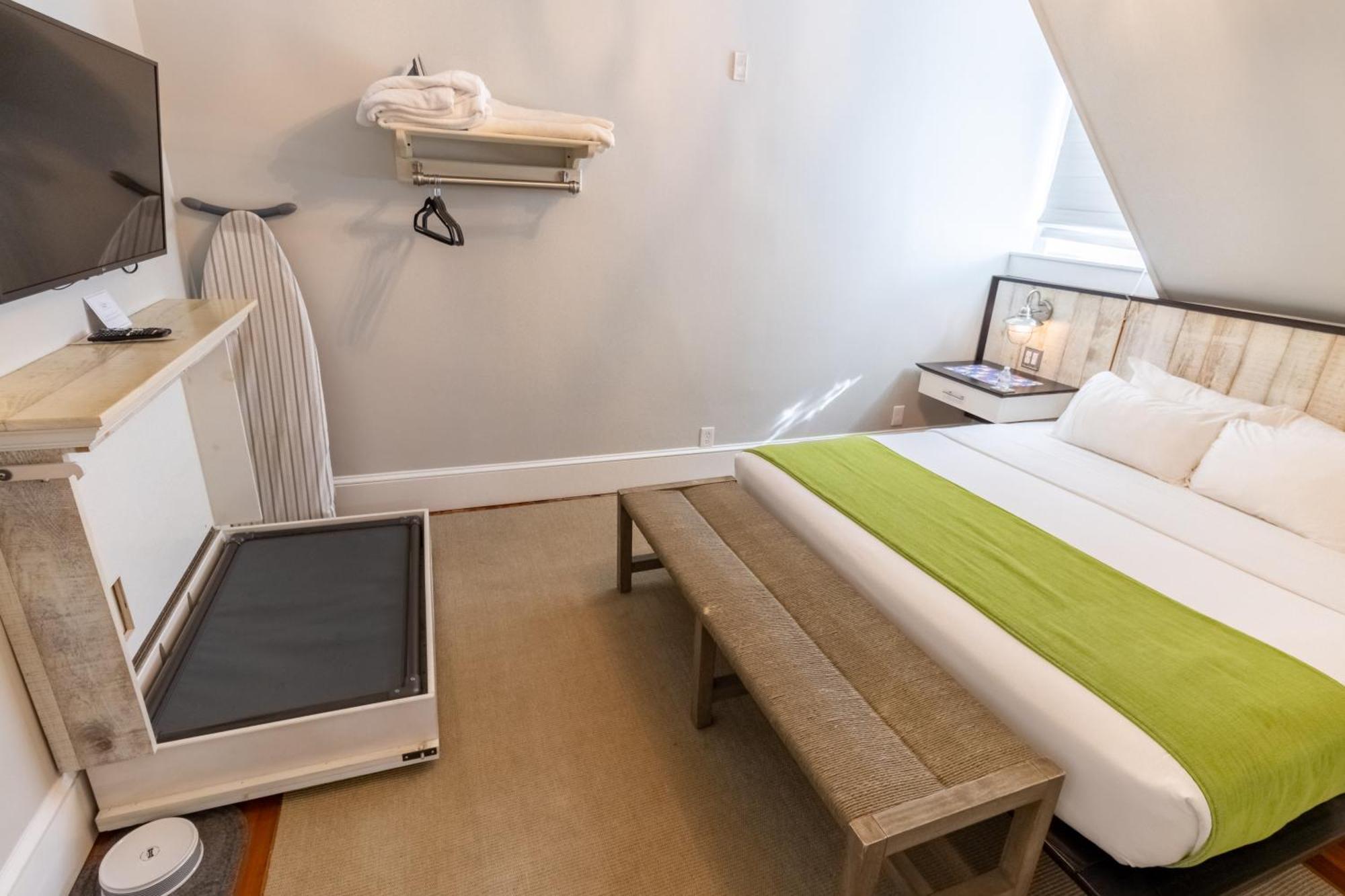 Paws On Pelham (Adults Only) Bed & Breakfast Newport Ngoại thất bức ảnh
