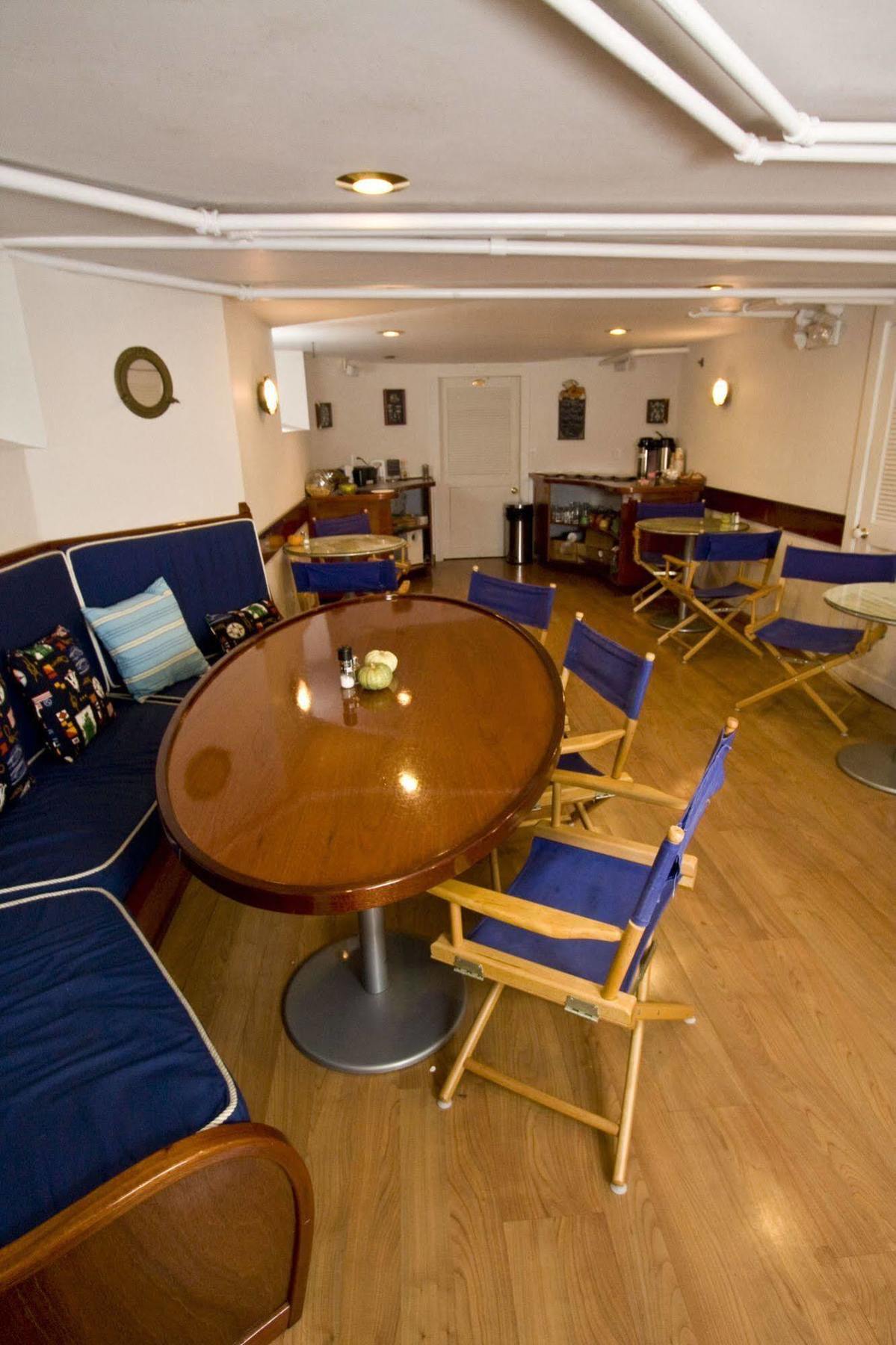 Paws On Pelham (Adults Only) Bed & Breakfast Newport Ngoại thất bức ảnh